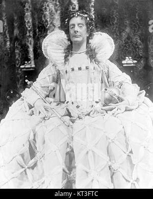 Ein 1930 Porträt von Königin Elizabeth, Gemahlin von König Georg VI. Von Großbritannien, bekannt für ihre Rolle als Mutter von Königin Elisabeth II. Das Foto zeigt ihr vorsichtiges Verhalten und spiegelt ihren Status als geliebte Figur in der britischen Geschichte wider. Stockfoto