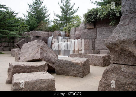 Das Franklin Delano Roosevelt Memorial in Washington D.C. ehrt den 32. Präsidenten der Vereinigten Staaten. Es enthält Skulpturen und Zitate, die Roosevelts Erbe und seinen Einfluss auf die amerikanische Geschichte widerspiegeln. Stockfoto