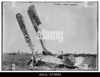 Ein deutsches Flugzeug, das während des Ersten Weltkriegs über Flandern gefangen wurde. Das Bild gibt Einblicke in die militärischen Luftverkehrsbemühungen der damaligen Zeit und die Luftkämpfe des Ersten Weltkriegs. Stockfoto