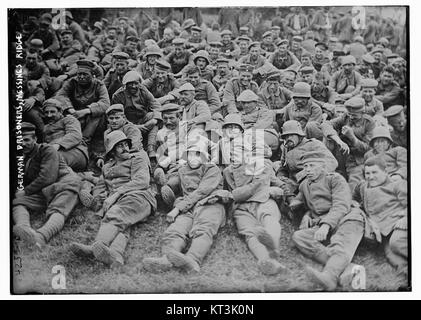 Dieses Bild zeigt deutsche Gefangene, die während der Schlacht am Messines Ridge gefangen genommen wurden, einem großen Konflikt während des Ersten Weltkriegs. Es zeigt den intensiven Moment der Kapitulation und militärischen Gefangennahme während des Krieges. Stockfoto