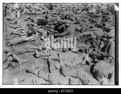 Ein Foto, das deutsche Gefangene während einer Konfliktphase zeigt. Das Bild fängt Soldaten in einem Moment der Ruhe ein und bietet einen seltenen Blick auf Kriegserfahrungen. Dieses Bild zeigt die harten Realitäten, denen Soldaten während des Konflikts gegenüberstanden. Stockfoto