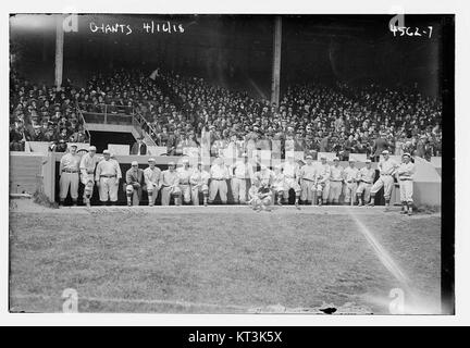 Riesen vor dugout, 4-16-18 (26171370553) Stockfoto