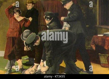 Die Lobbykarte für den Film *The Girl Who Back* aus dem Jahr 1923 zeigt eine Szene aus dem Stummfilm. Unter der Regie von Louis J. Gasnier erzählt der Film die Geschichte einer Frau, die nach langer Abwesenheit in ihre Heimatstadt zurückkehrt und Familiengeheimnisse und persönliche Konflikte aufdeckt. Stockfoto