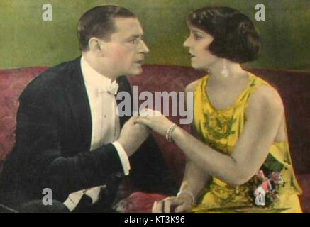 Die Foyerkarte von 1923 für „The Girl Who Back“ ist ein Werbeartikel aus der Filmindustrie des frühen 20. Jahrhunderts. Die Lobbykarte beleuchtet die Marketingstrategien der Stummfilmzeit und gibt Einblicke in die frühe Filmgeschichte. Stockfoto