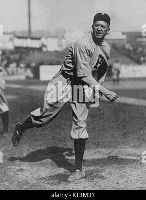 Grover Cleveland Alexander war ein berühmter amerikanischer Baseballkrug, bekannt für seine Dominanz in der Major League Baseball im frühen 20. Jahrhundert. Zu seinen Leistungen zählen mehrere Liga-Rekorde und eine bemerkenswerte Karriere bei den Philadelphia Phillies. Stockfoto