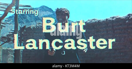 Gunfight at the OK Corral ist ein US-amerikanischer Western-Film aus dem Jahr 1957 mit Burt Lancaster. Das Bild zeigt eine Schlüsselszene aus dem Film, die den berühmten historischen Schießerei in Tombstone, Arizona, zeigt. Stockfoto