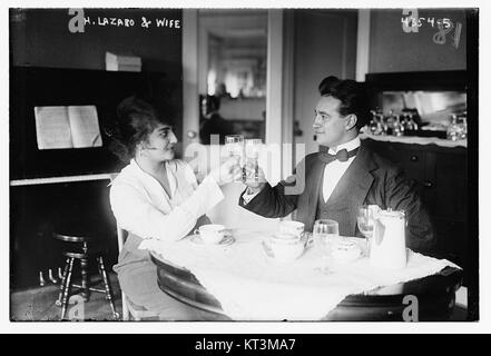 Ein Foto, das H. Lazaro und seine Frau, wahrscheinlich aus einer früheren Ära, festnimmt und einen persönlichen Moment in ihrem Leben zeigt. Stockfoto