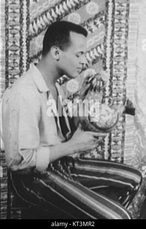 Harry Belafonte Almanac (1954) war eine bedeutende Publikation, die das Leben und die Karriere des berühmten Sängers und Aktivisten Harry Belafonte dokumentierte. Das Buch beleuchtet seine musikalischen Errungenschaften und seinen sozialen Aktivismus in den 1950er Jahren Stockfoto