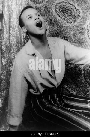 Harry Belafonte tritt 1954 auf, bekannt für seine kraftvolle Stimme und Beiträge zur karibischen und amerikanischen Musik. Seine Musik verbindet Folk, Calypso und Pop und wurde zu einer prominenten Persönlichkeit im sozialen und politischen Aktivismus. Stockfoto