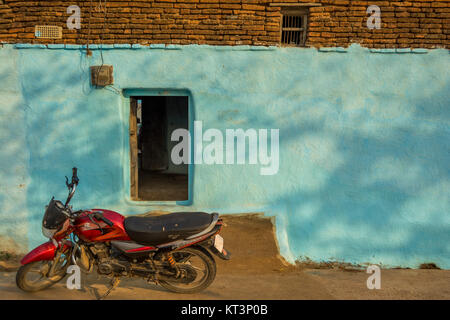 Motor-zyklus vor der offenen Holz- dorf Türen an traditionellen Wohnungen oder Häuser, Madhya Pradesh, Indien Stockfoto