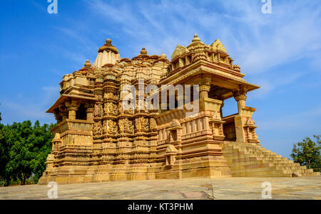 Chitragupta Hindu-Tempel gegen blauen Himmel - Khajuraho Madhya Pradesh, Indien Stockfoto