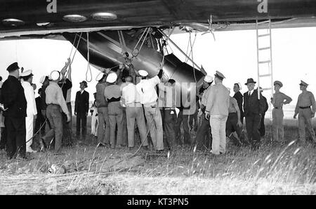 1936 trug das deutsche Passagierluftschiff LZ 129 Hindenburg ein leichtes Flugzeug als Fracht, das die Kapazität des Luftschiffs für den Transport großer und schwerer Güter demonstrierte. Diese Veranstaltung zeigte das Potenzial von Luftschiffen sowohl für den Passagier- als auch für den Frachttransport. Stockfoto