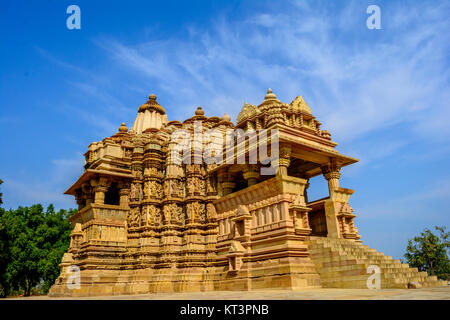 Chitragupta Hindu-Tempel gegen blauen Himmel - Khajuraho Madhya Pradesh, Indien Stockfoto