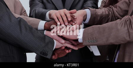 Gruppe von Geschäftsleuten, die ihre Hände oben auf jeder othe Stockfoto