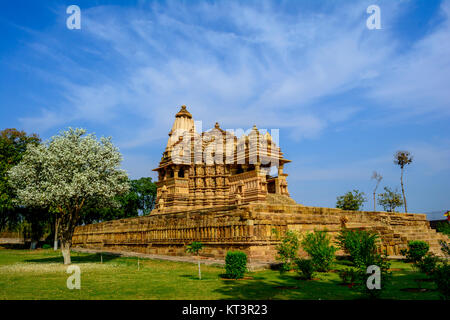 Chitragupta Hindu-Tempel gegen blauen Himmel - Khajuraho Madhya Pradesh, Indien Stockfoto