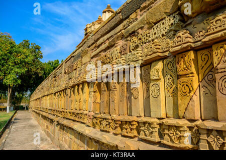 In der Nähe der Seitenwand Chitragupta Hindu Tempel gegen den blauen Himmel - Khajuraho Madhya Pradesh, Indien Stockfoto