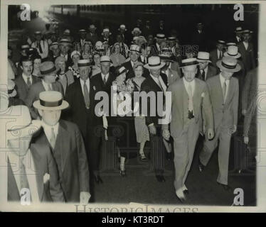 Al Smith, ehemaliger Gouverneur von New York, kommt für die Demokratische Nationalversammlung 1932 nach Chicago. Smith war eine Schlüsselfigur bei den Wahlen 1932, obwohl die demokratische Nominierung letztlich an Franklin D. Roosevelt ging. Stockfoto