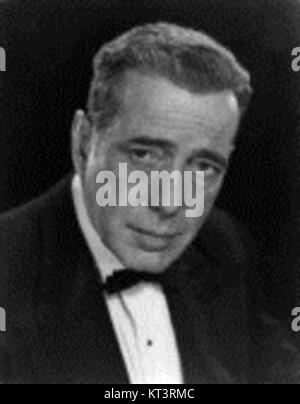 Humphrey Bogart war ein bekannter amerikanischer Schauspieler, der vor allem für seine Rollen in klassischen Filmen wie Casablanca und der Maltesische Falke bekannt war. Dieses Werbebild fängt sein ikonisches Image und seinen Einfluss auf die Filmindustrie ein. Stockfoto