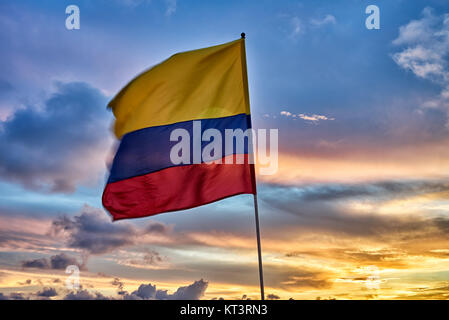 Winkende kolumbianische Flagge wieder Sonnenuntergang Himmel Stockfoto