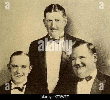 James Parrott war ein Regisseur, der für seine Zusammenarbeit mit dem legendären Comedy-Duo Stan Laurel und Oliver Hardy bekannt war. Parrott drehte zahlreiche Filme mit dem Duo und trug zu ihrem Aufstieg im frühen 20. Jahrhundert bei. Laurel und Hardy waren Pioniere der Slapstick-Komödie und bleiben einflussreiche Persönlichkeiten in der Geschichte des Films. Stockfoto