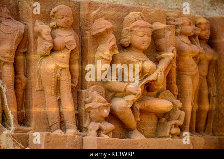 Komplizierten Stein Skulptur Details eines Tempels, Khajuraho, Chhatarpur Bezirk, Madhya Pradesh, Indien Stockfoto