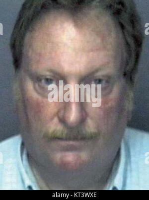 Jeffrey Jones ist ein US-amerikanischer Schauspieler, der für seine Rollen in Filmen wie BeetleJuice und Ferris Bueller's Day Off bekannt ist. Der Fahnder fängt ihn in einem Moment juristischer Schwierigkeiten ein. Stockfoto