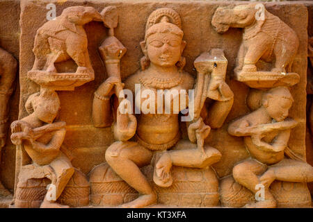 Komplizierten Stein Skulptur Details eines Tempels, Khajuraho, Chhatarpur Bezirk, Madhya Pradesh, Indien Stockfoto