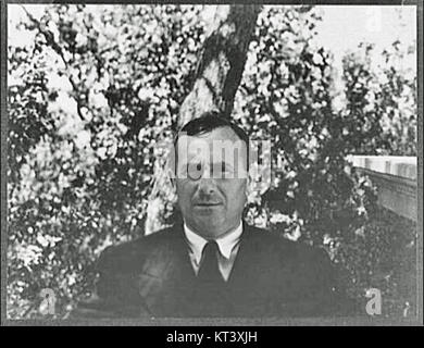 Joan MirÃ³ war ein prominenter spanischer Maler und Bildhauer, der für seine abstrakten, surrealistischen Werke bekannt ist, die Farbe, Form und Symbolismus in der modernen Kunst erforschten. Stockfoto