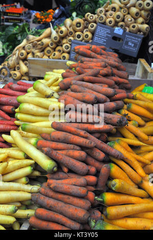 Eine Auswahl an bunten Sorten von frischen Karotten für Verkauf zu einem Obst- und Gemüsehändler Stall für frisches Obst und Gemüse zu den Borough Market in Southwark. Stockfoto