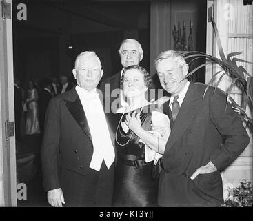 Dieses Bild zeigt John Nance Garner, den 32. Vizepräsidenten der Vereinigten Staaten, links. Garner diente von 1933 bis 1941 unter Franklin D. Roosevelt. Stockfoto