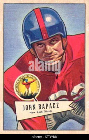 Ein Vintage-Foto aus dem Jahr 1952, das John Rapacz zeigt, wahrscheinlich ein Motiv oder Schauspieler aus dieser Zeit. Bekannt für seine Teilnahme an der Bowman-Serie, repräsentiert sein Bild die amerikanische Kultur der Mitte des 20. Jahrhunderts. Stockfoto