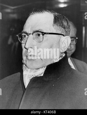 Ein Porträt von Joseph Profaci, einem italienisch-amerikanischen Gangster, der die Profaci-Familie in New York City führte. Das Bild stammt aus der Sammlung New York World-Telegram & Sun, die zwischen 1930 und 1945 entstand und einen Einblick in die kriminelle Unterwelt Amerikas Mitte des 20. Jahrhunderts bietet. Stockfoto