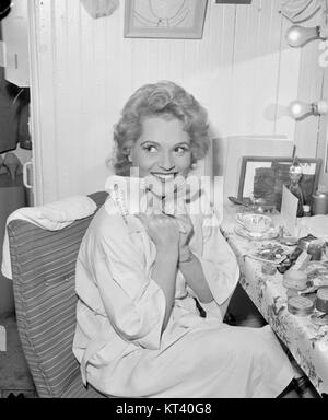 Judy Holliday war eine US-amerikanische Schauspielerin und Komikerin, die vor allem für ihre Rolle in dem Film Born Yesterday bekannt war. Sie wurde für ihr komödiantisches Timing und ihren einzigartigen Charme gefeiert, was sie zu einer prominenten Persönlichkeit in der amerikanischen Unterhaltung des 20. Jahrhunderts machte. Stockfoto