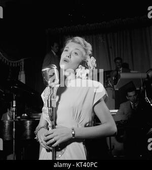 Dieses Foto von William Gottlieb aus dem Jahr 1947 zeigt Jazzsänger June Christy und Trompete Red Rodney, die im Club Troubadour in New York auftreten. Das Bild fängt die dynamische Energie der Jazzszene der Nachkriegszeit ein und zeigt die lebendige Musikkultur der Epoche und die prominenten Persönlichkeiten der Jazzmusik. Stockfoto