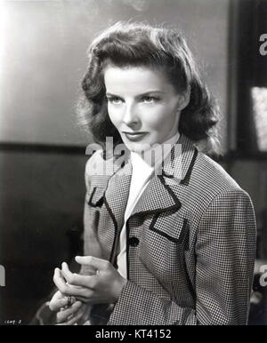 Katharine Hepburn, eine ikonische amerikanische Schauspielerin, wurde 1974 von Associated Press zum „Woman of the Year“ gekürt. Hepburn ist bekannt für ihre starken Auftritte und unabhängigen Rollen. Hepburns Karriere erstreckte sich über sechs Jahrzehnte und sie bleibt eine gefeierte Figur im amerikanischen Kino. Stockfoto