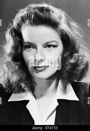 Eine Nahaufnahme von Katharine Hepburn, einer der berühmtesten Schauspielerinnen Hollywoods. Sie war bekannt für ihre kühnen, unabhängigen Rollen und ihre unverwechselbare Präsenz auf dem Bildschirm. Stockfoto
