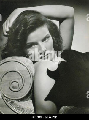 Katharine Hepburn, eine der größten Schauspielerinnen Hollywoods, ist in diesem Werbebild zu sehen. Bekannt für ihre starken, unabhängigen Rollen wurde sie zu einer Vorreiterin im Kino, insbesondere für Frauen im Film. Stockfoto
