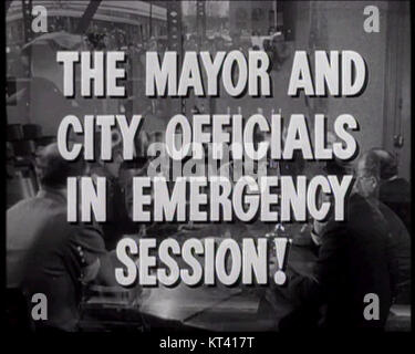 Ein Screenshot aus dem Trailer von *Panic in the Street*, einem Film von Elia Kazan aus dem Jahr 1950. Der Film spielt in New Orleans und beschäftigt sich mit einer Krise der öffentlichen Gesundheit, die eine ansteckende Krankheit beinhaltet. Die Trailer-Szene betont die dramatische Spannung und die dringende Atmosphäre des Films. Stockfoto