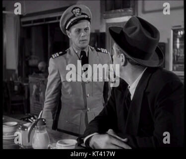 Dieser Screenshot aus dem Trailer von „Panic in the Streets“, einem Film von Elia Kazan aus dem Jahr 1950, fängt einen Moment intensiver Dramatik ein. Der Film ist bekannt für seine packende Darstellung einer Bedrohung der öffentlichen Gesundheit in New Orleans und ist ein bemerkenswertes Stück im amerikanischen Kino. Stockfoto