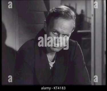 Ein Screenshot aus dem Trailer von „Panic in the Street“, einem Film von Elia Kazan aus dem Jahr 1950, der einen spannungsgeladenen Moment in diesem spannenden Drama über einen Ausbruch in New Orleans zeigt. Stockfoto