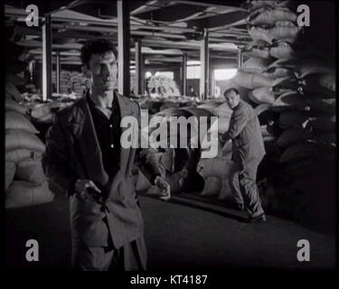 Screenshot aus dem Trailer des russischen Stummfilms „Panik in der Straße“ aus dem Jahr 1920, der eine angespannte Szene darstellt. Der Film basiert auf einem Roman von V. G. Korolenko, der die chaotische Atmosphäre der Russischen Revolution zeigt. Stockfoto