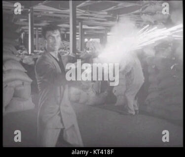 Ein Screenshot aus dem Trailer von „Panik in der Straße“, einem Film von Kasan, der einen dramatischen Moment aus dem Film zeigt, der sich mit der öffentlichen Gesundheit und Kriminalität befasst. Stockfoto