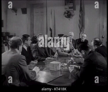Ein Screenshot aus dem Trailer von „Panic in the Street“, einem Film von Elia Kazan aus dem Jahr 1950. Das Bild fängt einen angespannten Moment ein und spiegelt den Fokus des Films auf Kriminalität und öffentliche Gesundheit wider. Stockfoto