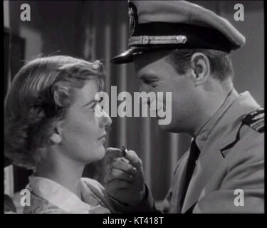 Ein Screenshot aus dem Trailer von „Panic in the Street“, einem Film von Elia Kazan aus dem Jahr 1950, der eine angespannte urbane Szene darstellt. Stockfoto