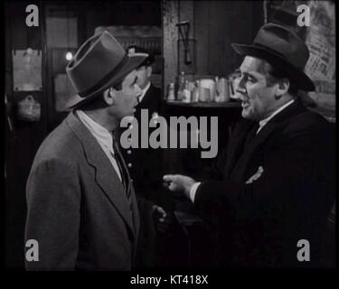 Der Screenshot von Kasans „Panik in den Straßen“ fängt einen wichtigen Moment des Films ein und zeigt die intensive Atmosphäre und dramatische Spannung. Dieser Film ist für seine sozialen Themen und Noir-Elemente in der Filmgeschichte von Bedeutung. Stockfoto