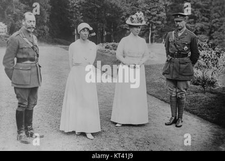 Dieses historische Bild zeigt die königlichen Figuren: König Georg, Königin von Belgien, Königin Maria und König Albert. Ihre Herrschaft repräsentiert bedeutende Zeiträume in der europäischen Königsgeschichte und politischen Geschichte des 20. Jahrhunderts. Stockfoto