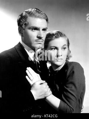 Laurence Olivier und Joan Fontaine spielen die Hauptrollen in Rebecca, einem Film von Alfred Hitchcock aus dem Jahr 1940. Der Film ist ein Psychothriller, der sich um den Kampf einer jungen Braut mit der verstorbenen ersten Frau ihres Mannes, Rebecca, dreht. Stockfoto