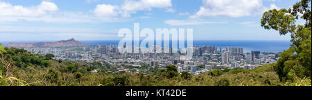 Panorama Aussicht auf Diamond Head, Waikiki, Alamoana und Kakaako auf der Insel von Hawaii mit Blick über die Baumkronen in den Pazifischen Ozean an einem sonnigen Tag Stockfoto