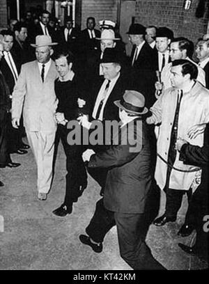 Lee Harvey Oswald erschossen von Jack Ruby wie Oswald wird durch die Polizei, 1963 verschoben Stockfoto