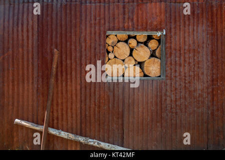 Seite eines holzschuppens in der historischen Minenstadt Warren, Idaho, die Enden von Brennholz anmelden Stockfoto